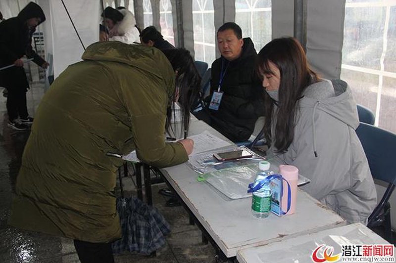 故事开始在一个充满活力的城市——潜江,这里不仅有美丽的湖泊和郁郁葱葱的田野,还汇聚了大量的企业和创业公司,为求职者提供了丰富的就业机会。